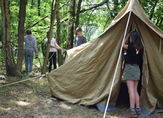 scoutsleden zetten een tent op